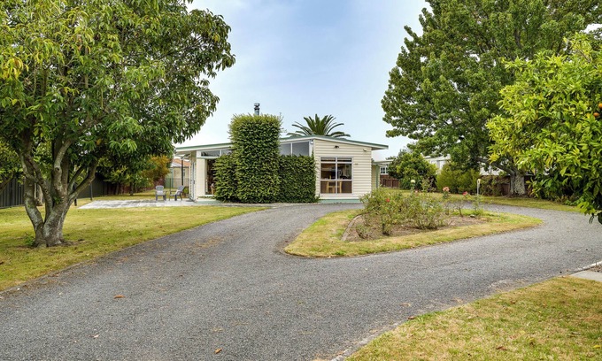 Hastings House | Mid Century Oasis - Hastings Holiday Home