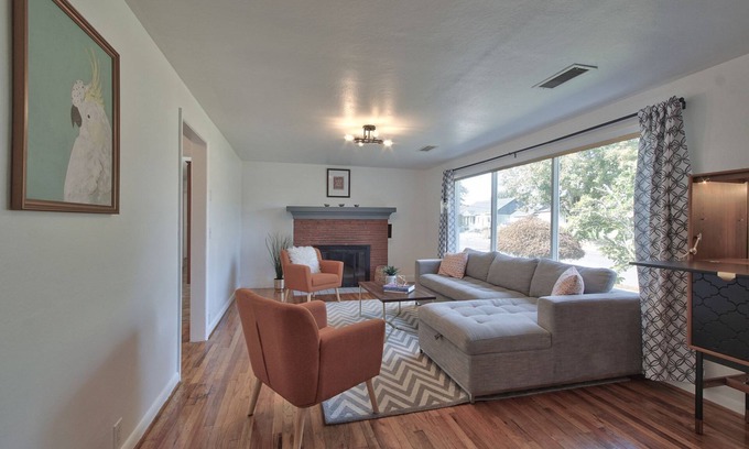McMinnville House | Mid Century | Stroll to Mac Market