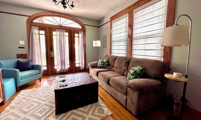 Mid-City Apartment | Mid City 2 BR in Beautiful Arts and Crafts House