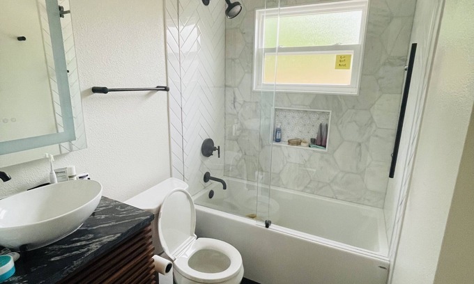 Pecan Springs Springdale House | Midcentury Charmer | Long Term Private 1BR