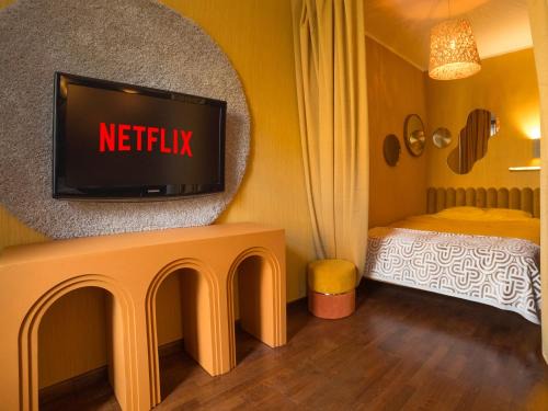Avoti Apartment | Midcentury modern, quiet, 40m studio with bath