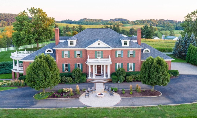 Sugarcreek House | Miller Manor, Luxurious, Peaceful, Sunrise and Sunsets, Family Friendly, 10 yrs!