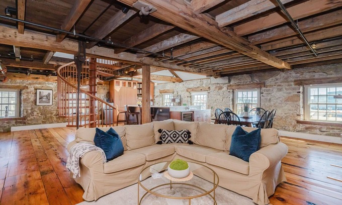 New Bedford Apartment | Millie's-Historic New Bedford, 2BR w. water views