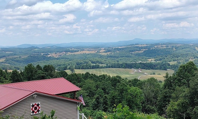 Piper Gap House | MILLION DOLLAR VIEW ! - 8 Person Mountain Home in Fancy Gap, Virginia