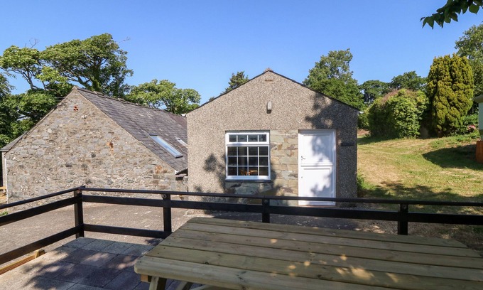 Llanystumdwy Cottage | MIN Y MOR, pet friendly, with open fire in Criccieth