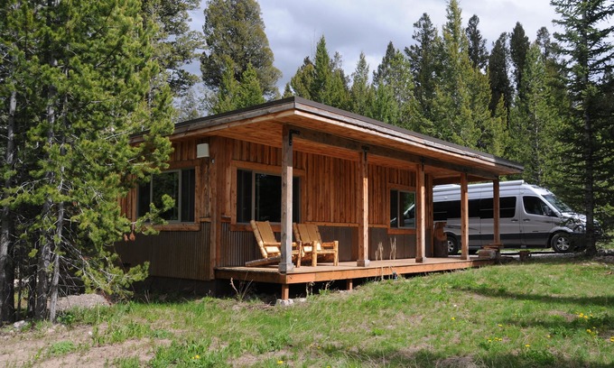 Lazy Acres Cabin | Mini-Moose Cabin-Best Value & Only Minutes to Yellowstone Park!