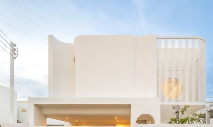 San Sai Villa | Minimal Luxury 4 Bedroom Home - Walk to Shopping and Supermarket.