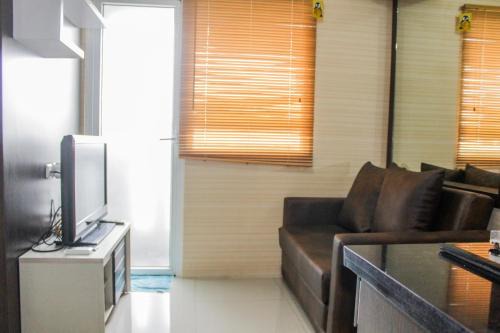 Rawasari Apartment | Minimalist 2BR Green Pramuka City Apartment near Shopping Mall By Travelio