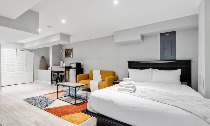 Washington Apartment | Minimalist English Basement : Private Suite
