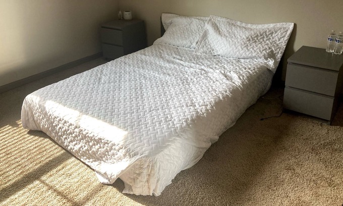 Grapevine Apartment | Minimalist Urban Apartment— walking distance from the mall!