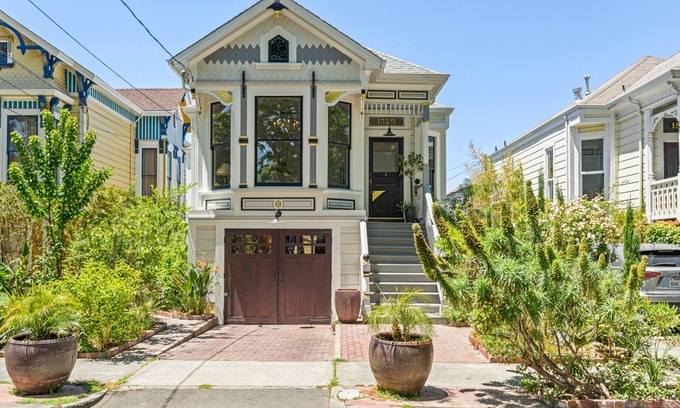 West Alameda House | Minimalistic Garden Level 1B/1B Victorian Cottage in Alameda
