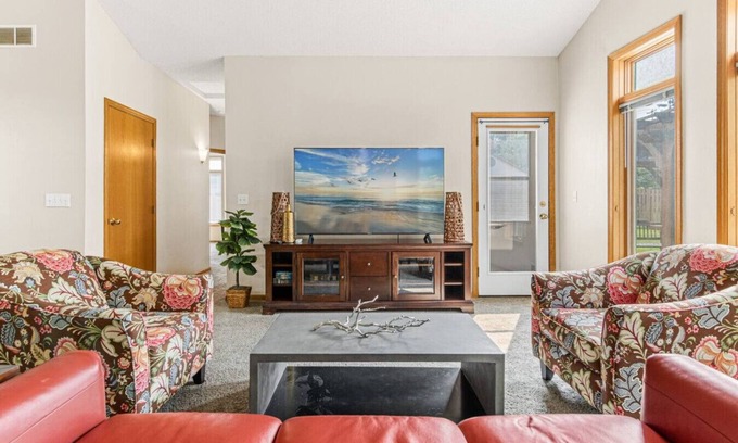 North Saint Paul House | Minne-GetAway: Modern Cottage