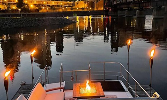 Hager City Boat Rental | MINNeSTAY *Summer Skol AquaHome DOCKSIDE | Unique Stay