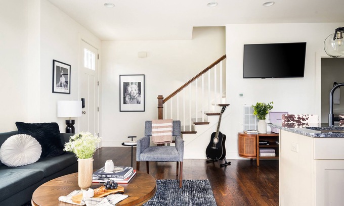 Chestnut Hill House | Mins to Broad | 2 3BR Homes + Bunk | Hart Suites