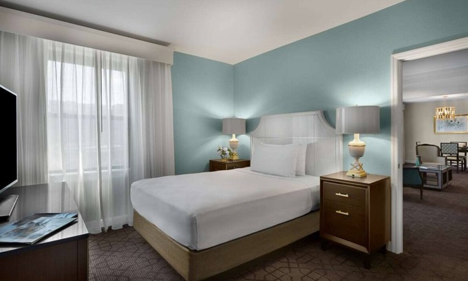 Central West End Hotel | Minutes away from Missouri Botanical Garden! Pets Are Welcome! Parking, Pool!