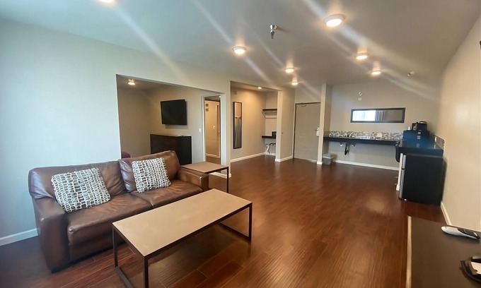 Torrance Hotel | Minutes Away from Torrance Beach and Hermosa Beach! FREE On-site Parking!