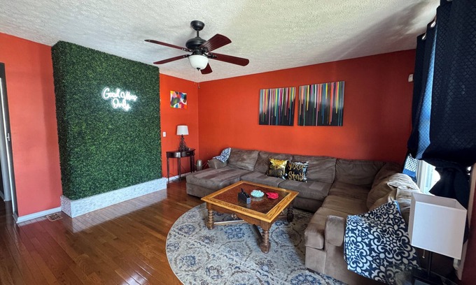 Schnitzelburg House | Minutes from Churchill Downs & Downtown Lou!