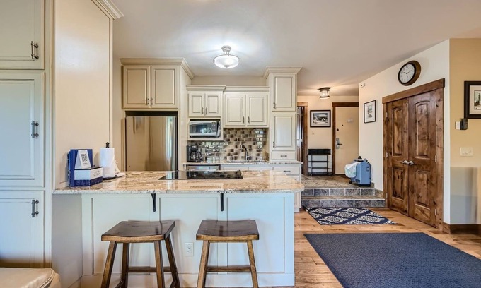 Summit Cove Condo | Minutes From Fun-come Relax And Have A Blast! Flexible Cancellation 1 Bedroom Condo by RedAwning