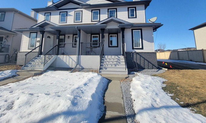 Leduc House | Minutes from Shopping & Dinning – 2bdrm Home