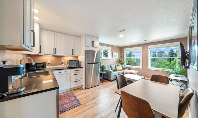 Sagewood House | Minutes to Mt. Bachelor & Lakes. Bonus sleep nook. Private fenced yard.