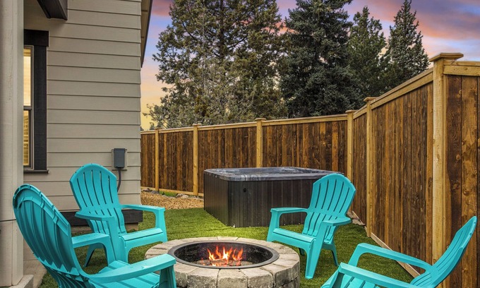 Old Farm District House | Minutes to Old Mill ~ Fire Pit ~ AC ~ Dog Friendly ~ Hot Tub