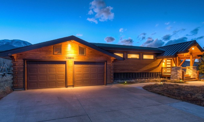 Willow Grove House | Minutes to Ski, Fly Fish on the Property, Beat the Heat or See Fall Leaves!