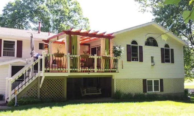 Geyser Crest Apartment | Minutes to SPAC and Historic Race Track with Pool
