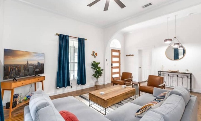 University House | Minutes to the Silos and Dowtown Waco