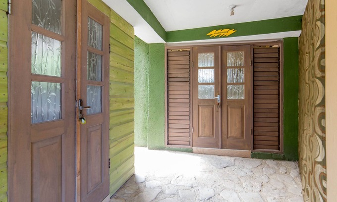 Robins Bay Villa | Minutes Walk to Private White Sand Beach, King size Bed for 2. Cozy Romantic