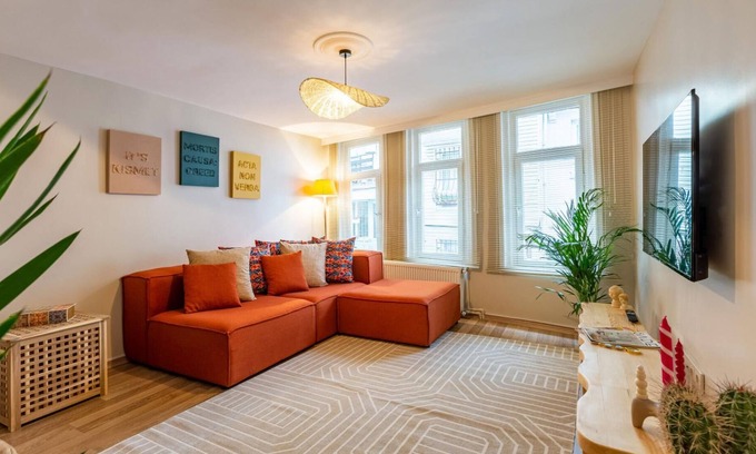 Ortakoy Apartment | Missafir House with Refreshing Garden in Besiktas