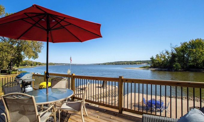 Lynn Center House | Mississippi Riverfront home. Totally updated.2 bed 1 bath sleeps 6.amazing views