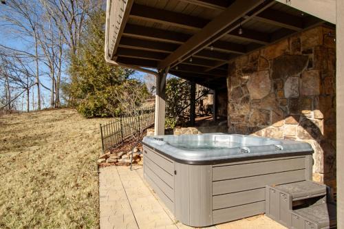 Ashley Oaks House | Misty Lake Hot Tub w Lake Access