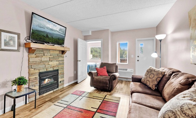 Gatlinburg Condo | Misty Mountain Condo – 2 BDR, Walk to Downtown! Indoor Pool and Hot Tub