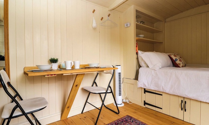 Moreton-in-Marsh Cottage | MITFORD GYPSY HUT, romantic, with open fire in Moreton-In-Marsh