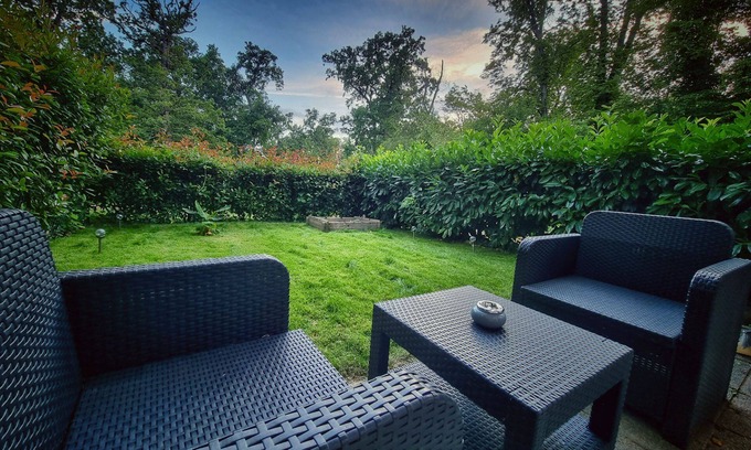 Saint-Germain-les-Corbeil Apartment | Modern studio with private Jacuzzi