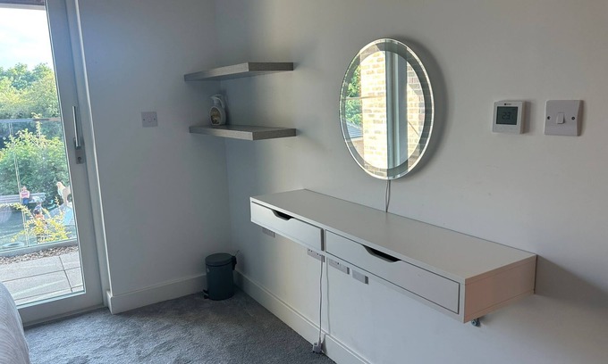 Whittington Apartment | Modern 1 Bedroom Apartment With Free Parking in Colindale