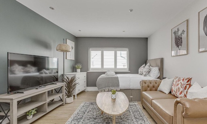 Runnymede Apartment | Modern 1 BR apt near town centre, perfect for long stays