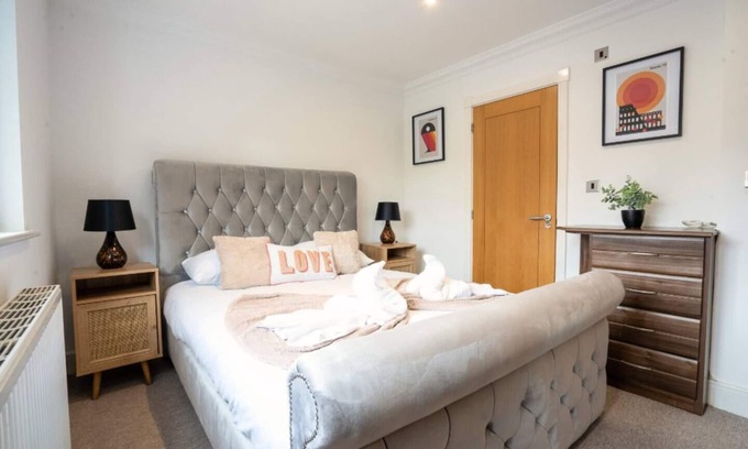 Marston Green House | Modern 10BR Retreat w/Wifi, Washer, Backyard and Sleeps 16+ near HS2, NEC & BHX