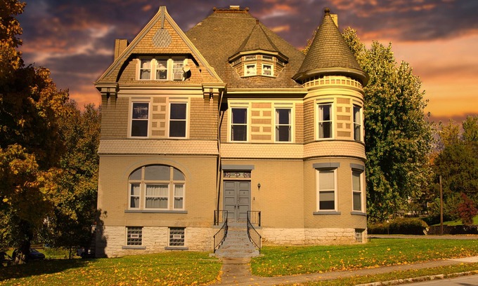 East Washington House | Modern 1900 Victorian Home - King Beds - Beautiful views of W&J Campus