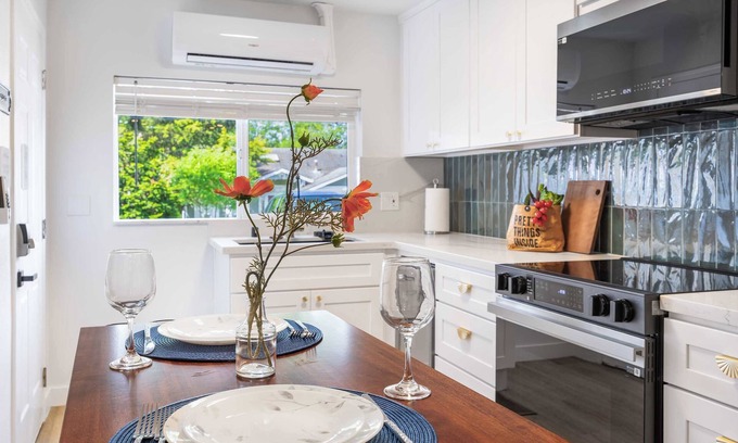 Picnic Point-North Lynnwood Apartment | Modern 1BR Designer's Oasis 1min to I-5 | Costo