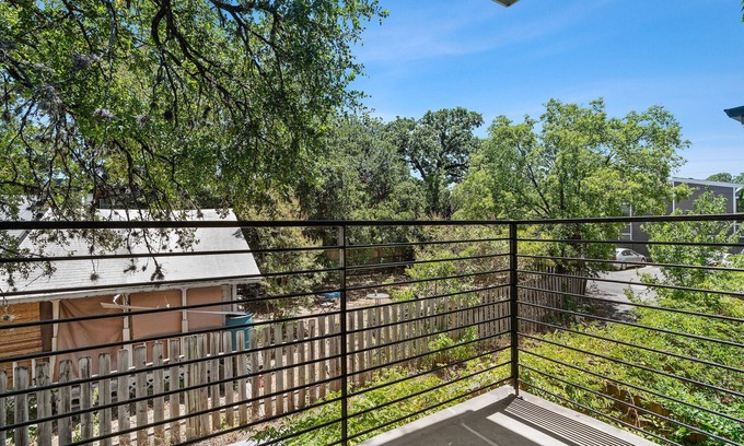 Hyde Park Apartment | Modern 1BR Near UT | Hyde Park | Evonify 3502