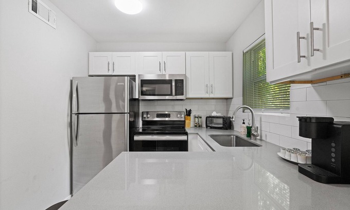 Hyde Park Apartment | Modern 1BR Near UT | Hyde Park | Evonify 6373