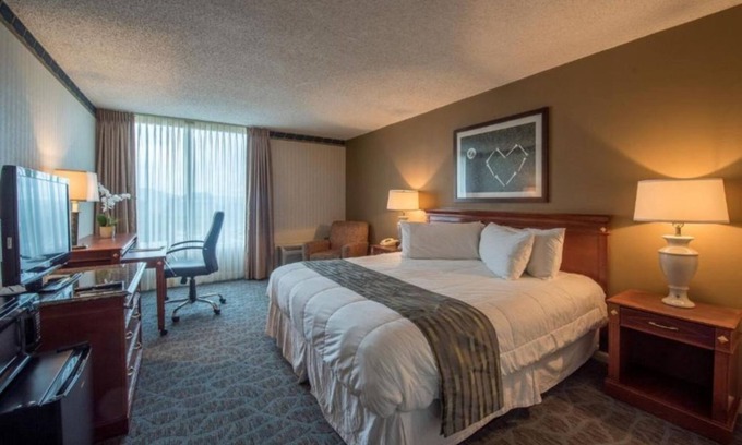 Cheat Lake Hotel | Modern 1BR Suite at Lakeview Golf Resort w Pool