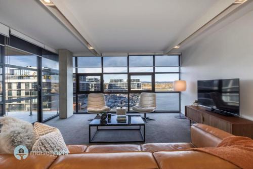 Kingston Apartment | Modern 2 Bdrm Apt with Water Views 2x Car Spots