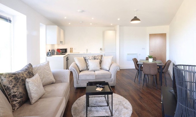 Bicester Apartment | Modern 2 bed, close to Bicester Village+ Parking