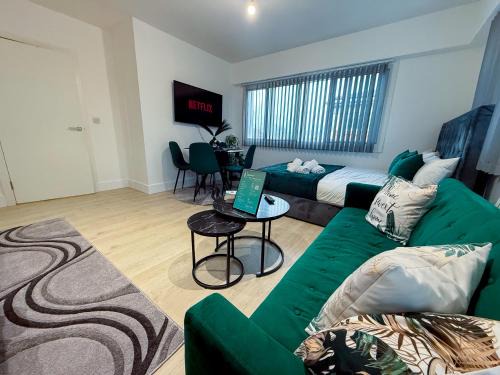 Harlington Apartment | Modern 2 Bed Flat by Heathrow Airport, Free Parking