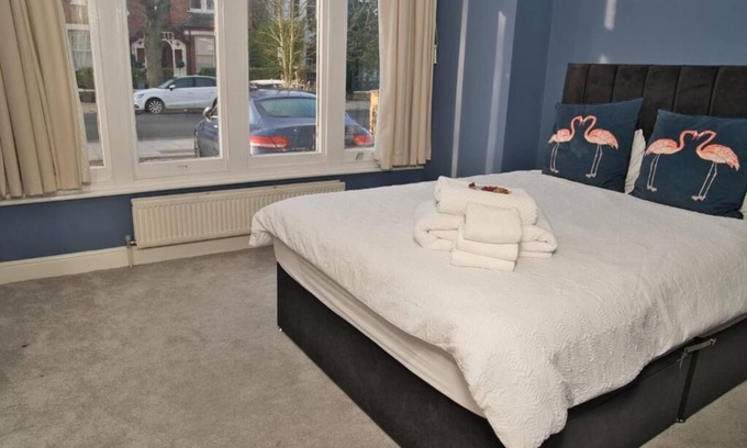 Ealing Common Apartment | Modern 2-Bed Flat in Ealing Broadway, Sleeps 5, Patio, Garden, Parking & Wi-Fi