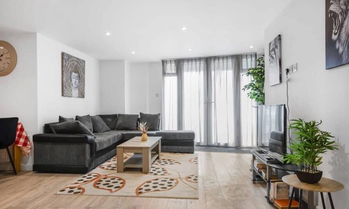 Woking Apartment | Modern 2 Bedroom Apartment in Central Woking