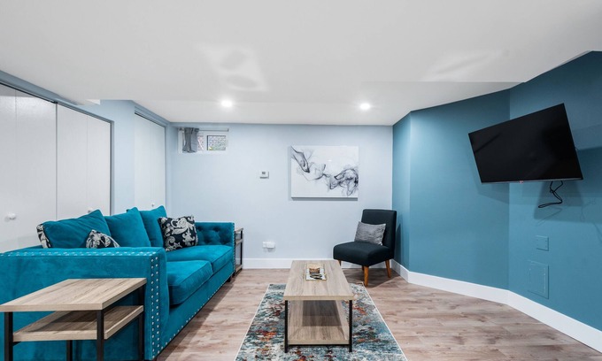 West Ridge Apartment | Modern, 2-bedroom apt., 15 minute drive to Lake Michigan, FREE parking spot.