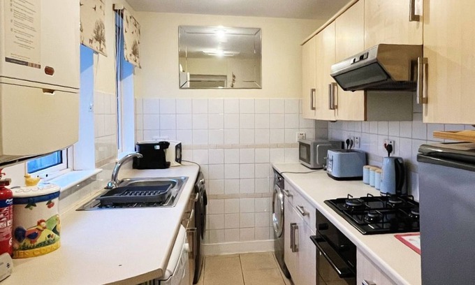 Methil Apartment | Modern 2 Bedroom Flat Near Train & Bus stations & near beach